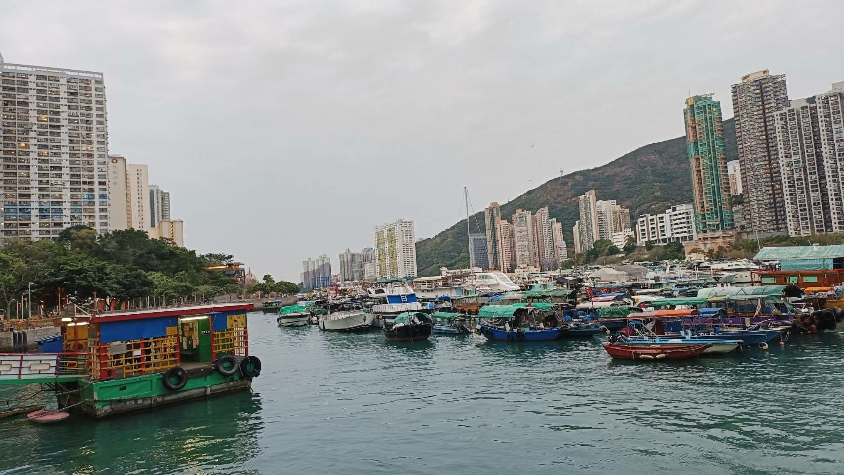 秘境景點香港仔碼頭，乘坐古早渡輪漫步鴨脷洲街渡輪、吃美食、看日落