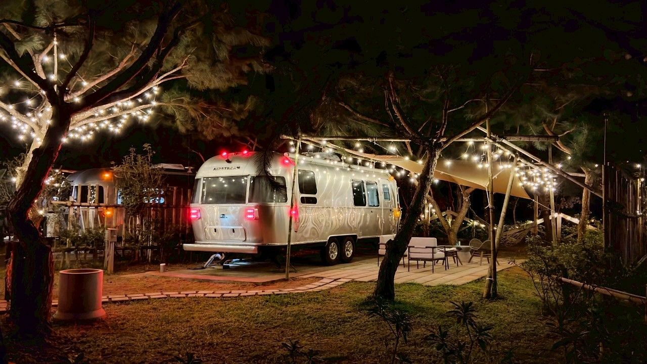 豪華露營車首推苗栗小巷清風Le.Alley。在Airstream露營車上眺望鯉魚潭、一泊三食還可騎乘西班牙親子電動腳踏車