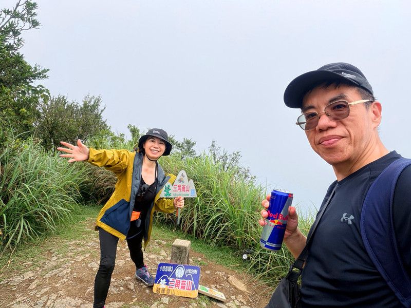 <宜蘭小百岳/三角崙山>「抹茶山」本名為「聖母登山步道」，115年6/11封山前快去，我們走了8個小時，15公里，三角點海拔1028公尺，陡上「抖」下，真的很不容易