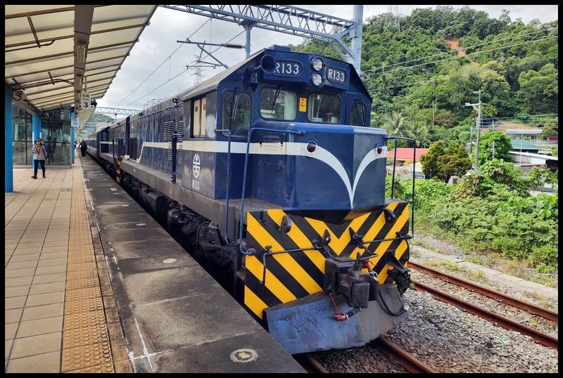 屏東枋寮←→台東知本《藍皮解憂號火車》骨董級列車行駛於南迴山海之美！